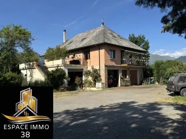Maison au centre de la Mure.