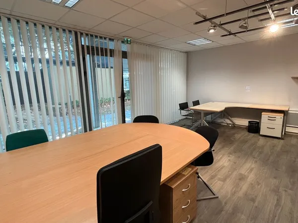 LOCAL PROFESSIONNEL / BUREAUX À LOUER - 75 m² - ESPACE COWORKING ET SALLE DE RÉUNION