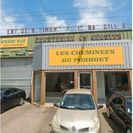 Entrepôt + boutique + bureau +/- 700 m2