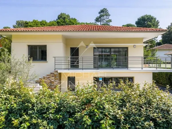 Villa 9 pièces 270 m²