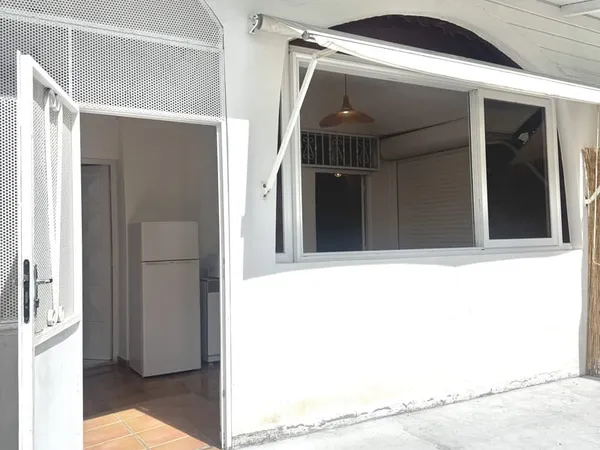 Studio meublé avec terrasse privative - Bas-du-Fort Le Gosie