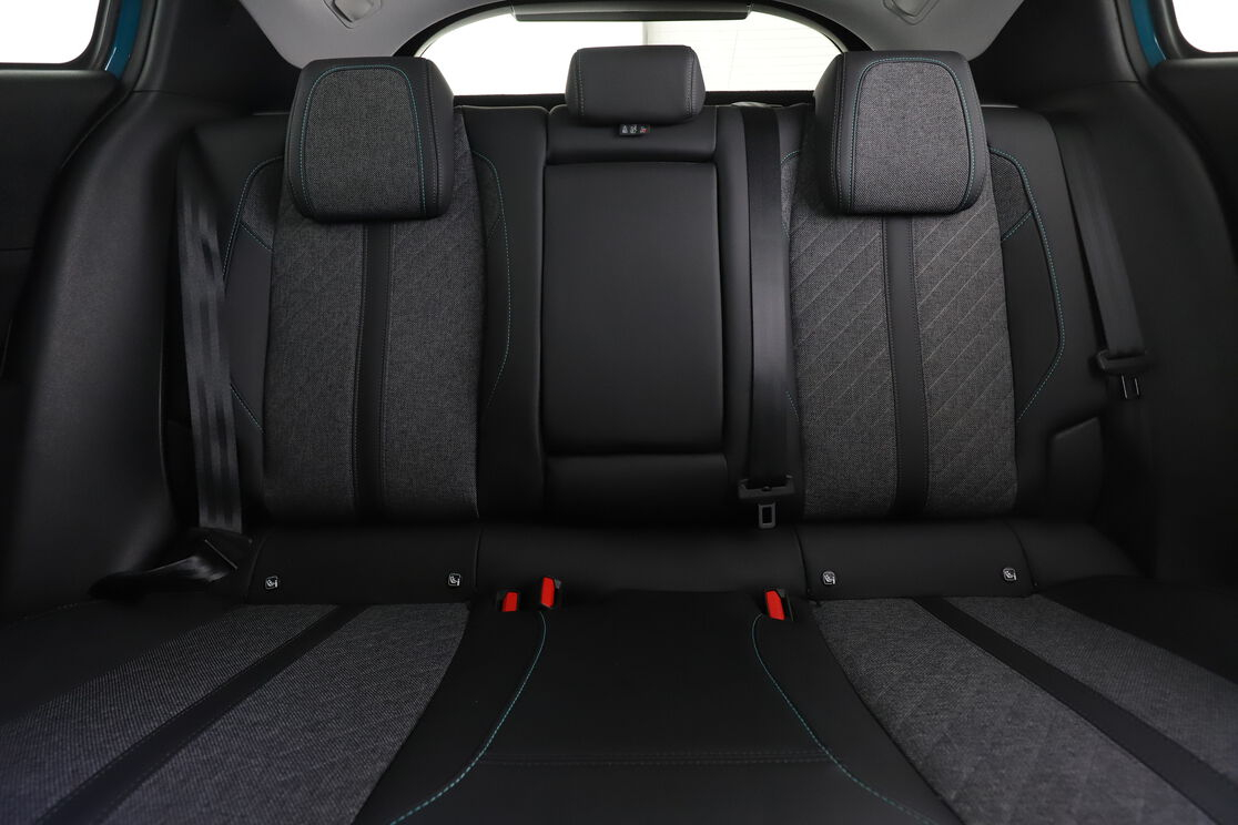 Peugeot 408 1.2 Hybrid Allure e-DCS6 — photo 14