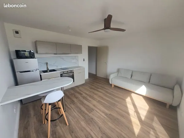Studio meublé 27 m² - Bron - Lyon 2 - Tram 500 m - Garage possible
