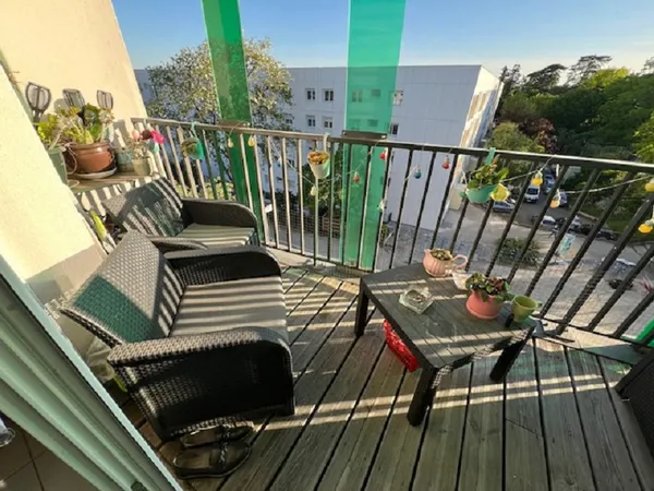 Dans une résidence récente avec ascenseur, appartement trois pièces en bon état. Pièce de vie avec c