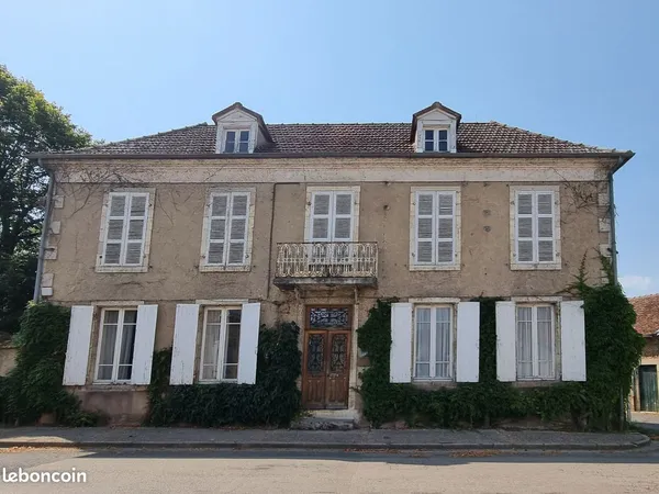 Belle demeure de caractère avec jardin dans petit village près de Moulins sur Alliier