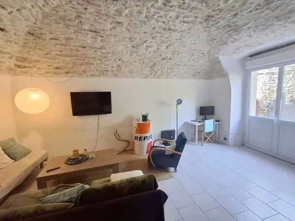 APPARTEMENT LES VANS AVEC GARAGE ET COUR