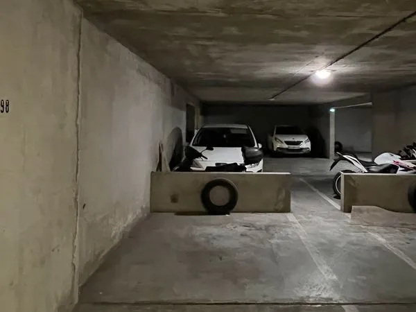 A vendre, place de Parking sécurisée, au grand parc
