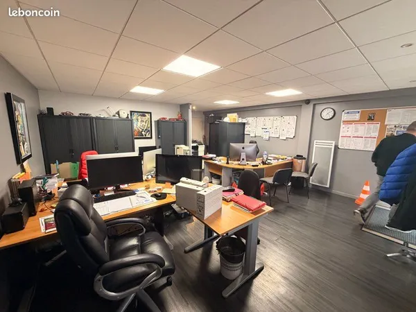 Local & Bureau Proche N104 et commerce