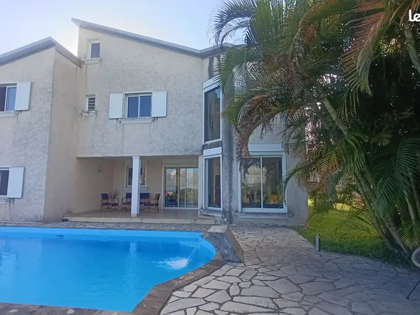 4 chambres + Piscine • 174 m² • Proche Université Tampon 97430