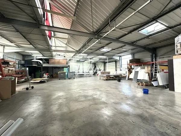 Local d'activité 916 m²