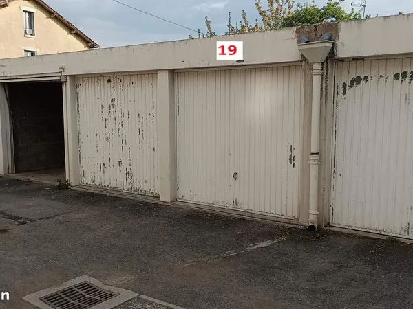 Loue garage 93 boulevard lafayette à clermont ferrand , acces camionnette, avec electricité