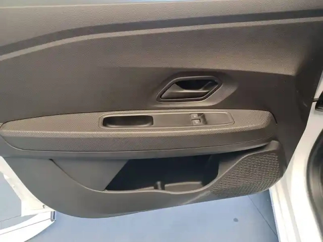Dacia Sandero sce 65 — photo 14