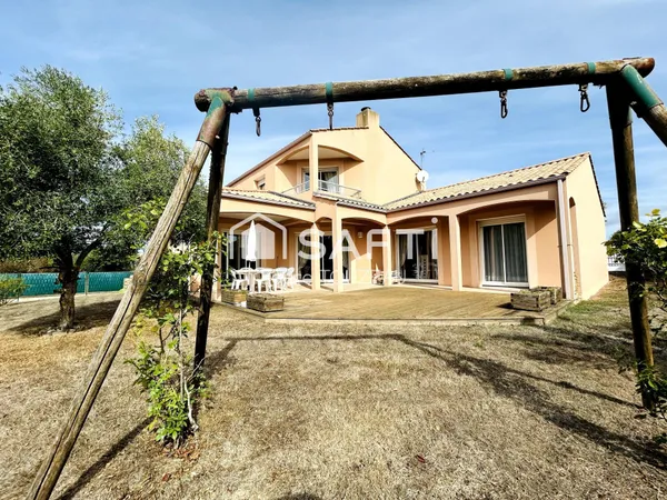 Villa bord de mer construction traditionnelle beaux volumes dans secteur privilégié golf port plage 