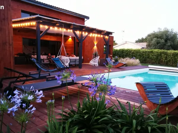 Villa avec piscine située proche océan et lac