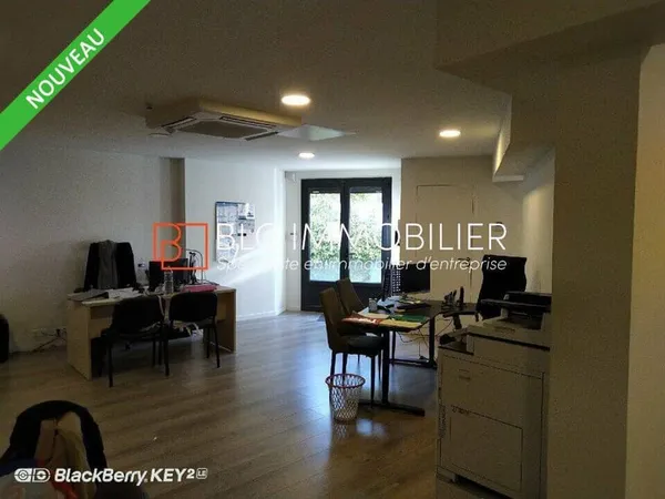 Bureau 60 m²