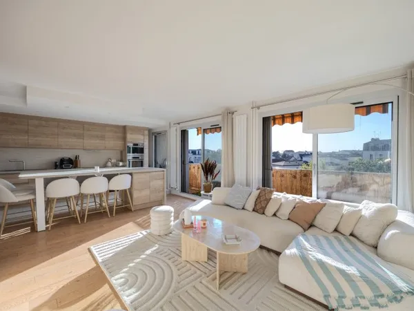 Appartement 3 pièces - 74 m² - Deux balcons - Vue dégagée - Parking et cave.
