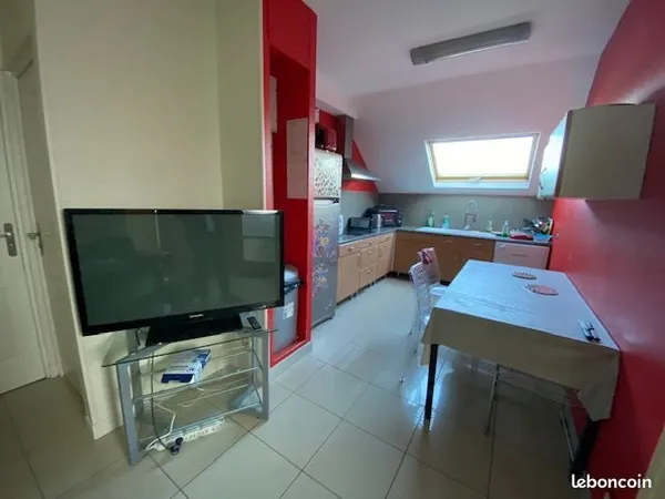 Chambre meublee dans appartement en colocation