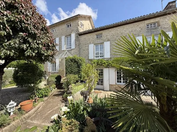 Belle maison de village rénovée avec 5 chambres, dépendances et jardin, située entre Ruffec et Civra