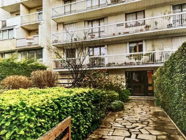 Loue métro Kremlin Bicêtre bel appartement meublé et lumineux 5e étage ascenseur-balcon et parking