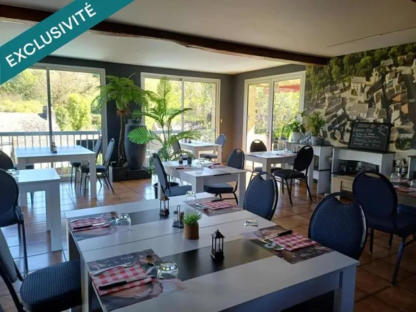 Située à Prévinquières, petit village touristique de l'Aveyron, au centre d'un triangle formé par le