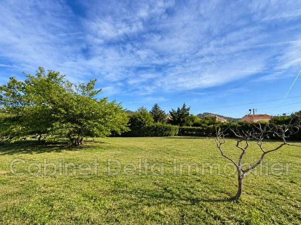 Terrain 585 m²