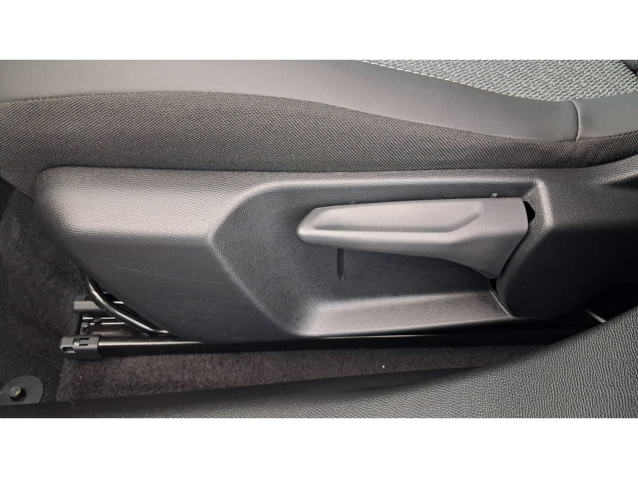 Peugeot 2008 hybrid 145 e-dcs6 allure — photo 11