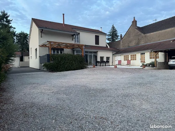 Maison rénovée avec dépendances