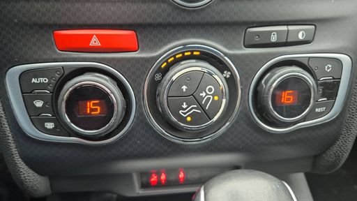 DS DS4 2.0 BLueHDI 180 EAT8 - Sport Chic – 2017 – 156960 km – Diesel – Boîte Automatique — photo 13