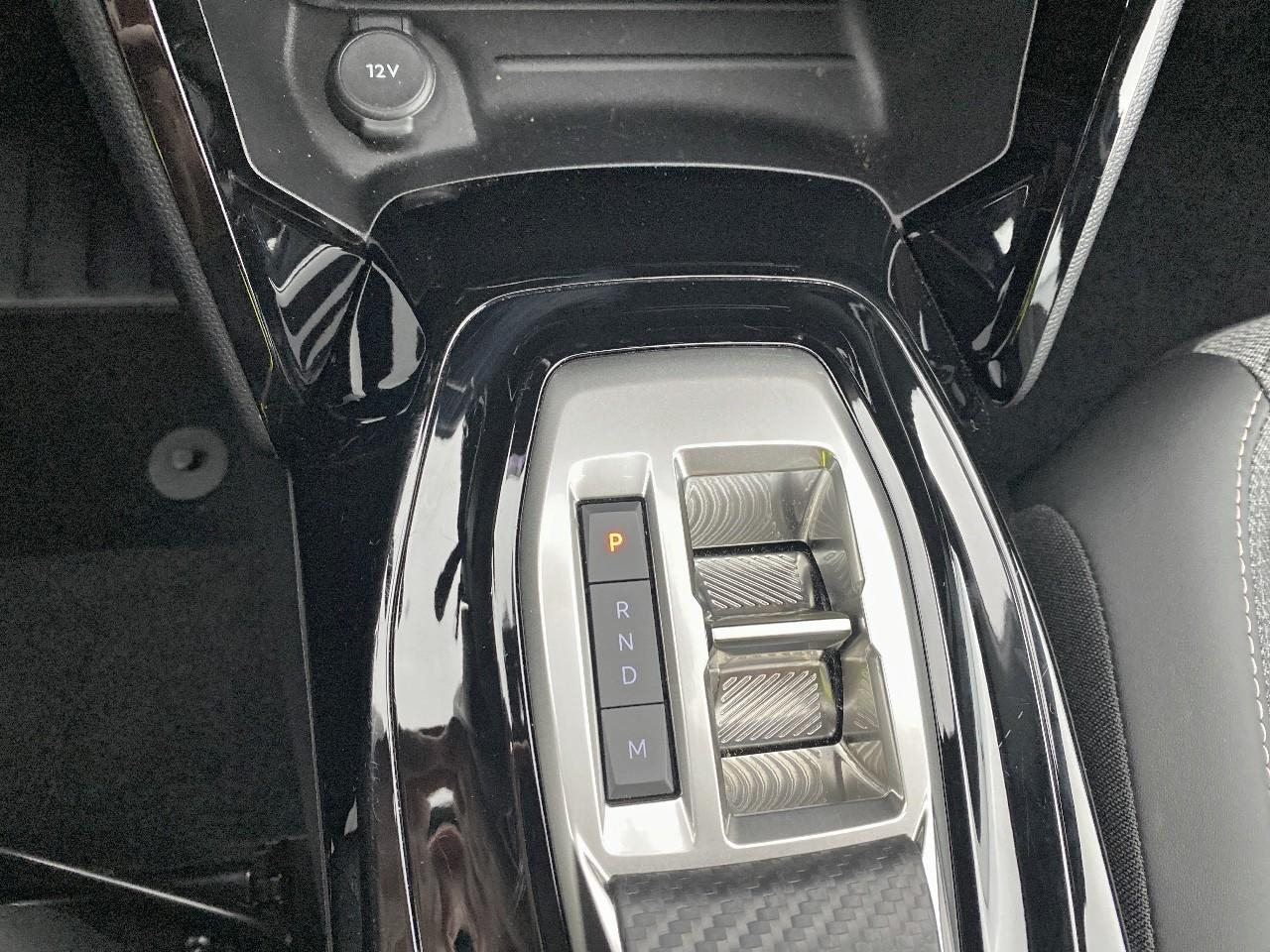 Peugeot 2008 hybrid 145 ch e-dcs6 allure — photo 15
