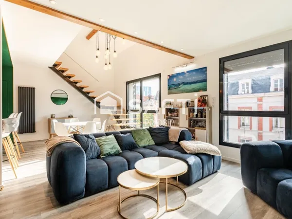 Un loft d'exception en dernier étage avec terrasse tropézienne au coeur de Saint-Étienne : volumes s