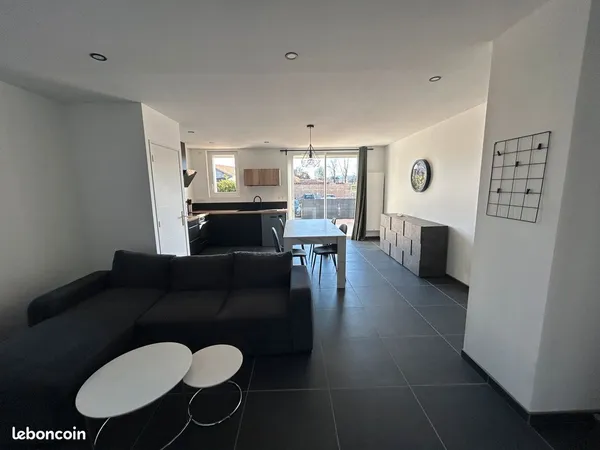Appartement f3 avec balcon et cour fermee de 90 m2