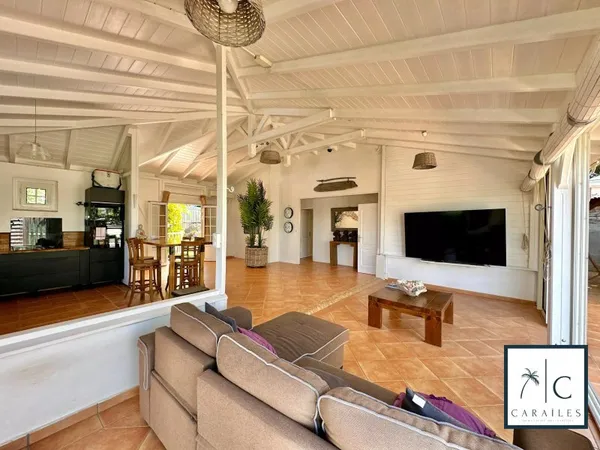 Belle villa de 158 m² avec piscine, dépendance et aperçu mer