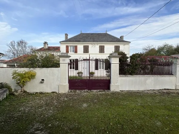 À 10 min de Saint-Jean-d'Angély maison de caractère en pierre avec fort potentiel