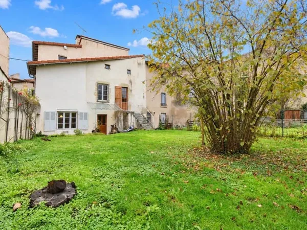 *** EXCLUSIVITE *** A RENOVER : GRANDE MAISON DE VILLE AVEC JARDIN ET GARAGE *** BILLOM 63160 ***