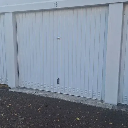 Garage/box avec porte basculante à clé