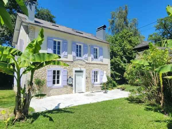 Maison de caractère 1926 - Piscine, spa et grange sur 3 572 m² de parc à LACOMMANDE (64)