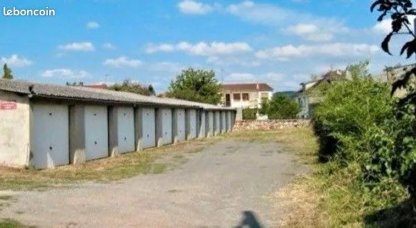 Ensemble de 12 garages + terrain + local à exploiter