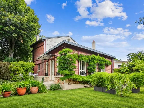 BAS DE CHATOU - Charmante maison de caractère avec écuries réhabilitées et superbe jardin sans vis-à