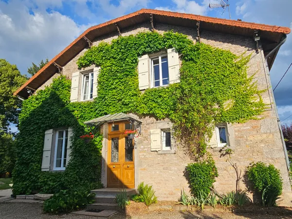 Propriété de charme en pierre ,193 m² habitables avec dépendances et terrain arboré