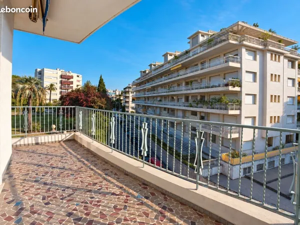 NICE CIMIEZ - AVENUE BROWN SÉQUARD 72m2 -- 3PIÈCES AU 3e ÉTAGE - GRANDE TERRASSE - IMMEUBLE DE STAND
