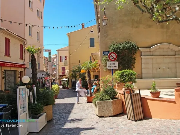 Au coeur des rues piétonnes du Lavandou -Charme et rentabilité ! Grand balcon avec aperçu mer