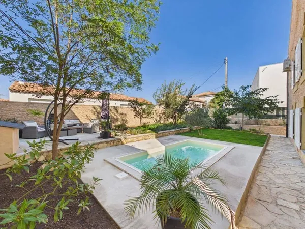 Maison 8 pièces 280 m²