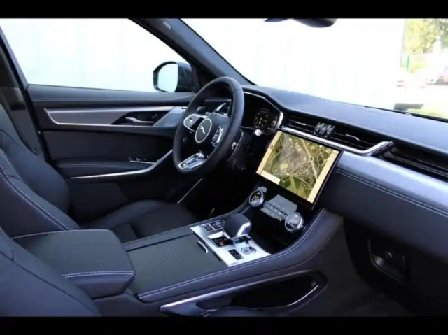 Jaguar F-Pace p400e plug-in-hybrid r-dynamic se bva8 awd — photo 21