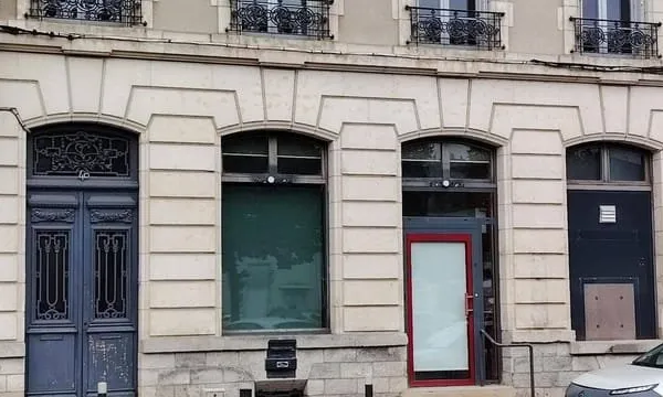 Local 1 pièce 131 m²