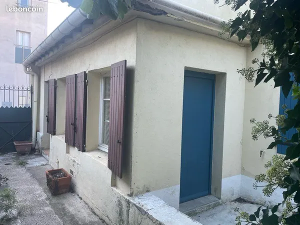 Petite maison avec jardin en ville