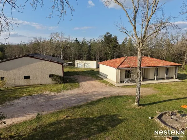 A Vendre Maison de plain-pied rénovée de 104 m² et Atelier de 190 m² sur une parcelle de 5 000 m²