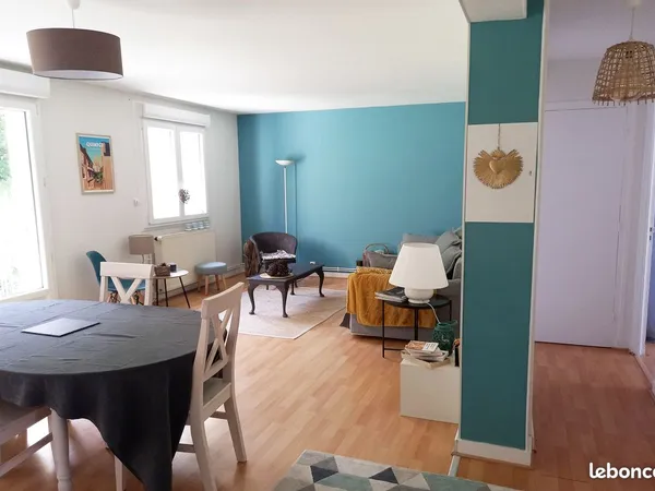 Le centre-ville à pied pour cet appartement type 3 avec ascenseur