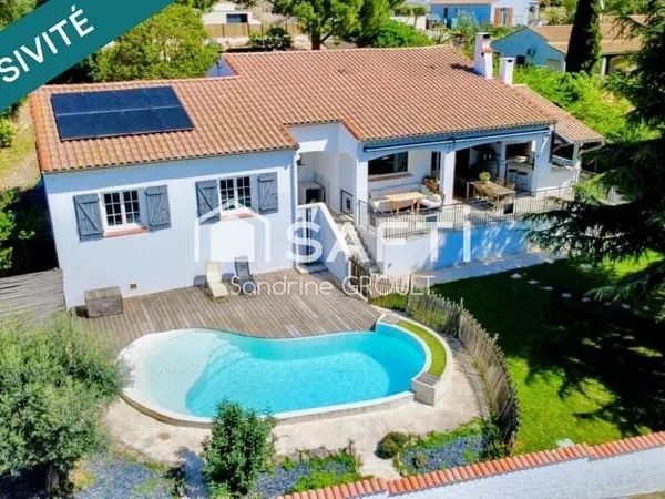 Villa de prestige avec vue dégagée.