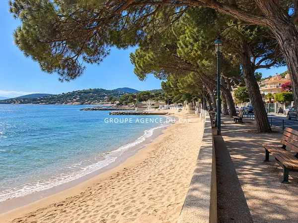 A VENDRE - APPARTEMENT 2PIECES A PIED DES PLAGES ET DES COMMERCES AUX ISSAMBRES ET PLACE DE PARKING 