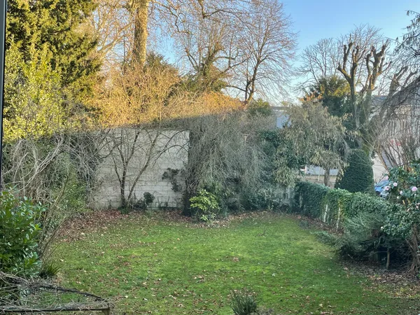Loue appartement, dans maison particulière, centre ville Saumur (49) -187m² avec jardin